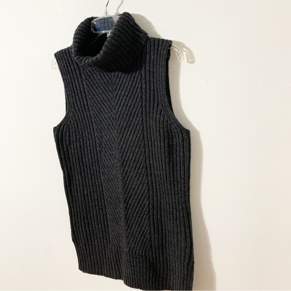 Cable and Gauge Sleeveless Chunky Knit Turtleneck Sweater Diagonal Pattern Front - Picture 2 of 8